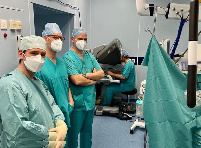 DaVinci Operation durchgeführt durch Prof. Sporn im Hintergrund an der Konsole