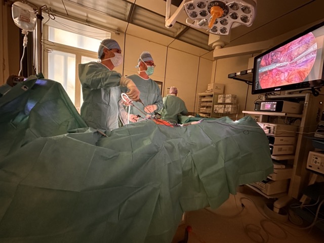 Spezialist Prof. Sporn bei einer laparoskopischen Operation in der Privatklinik